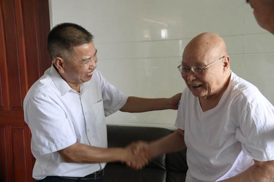 说明: H:\2022年\2022年6月\2022.06.30七一前慰问老党员、困难党员、高层次人才(周圆 摄)\2022.06.30七一前慰问老党员、困难党员、高层次人才(周圆 摄) (6).JPG