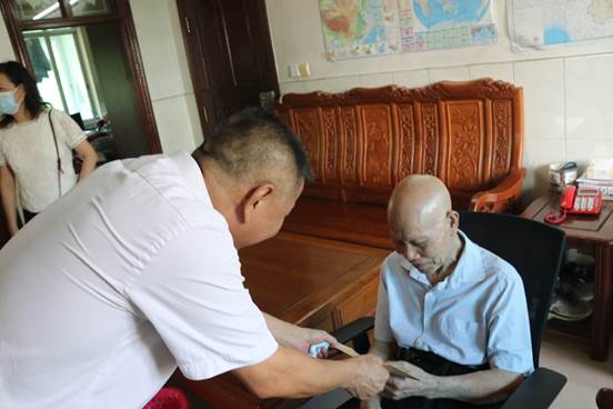 说明: H:\2022年\2022年6月\2022.06.30七一前慰问老党员、困难党员、高层次人才(周圆 摄)\2022.06.30七一前慰问老党员、困难党员、高层次人才(周圆 摄) (10).JPG