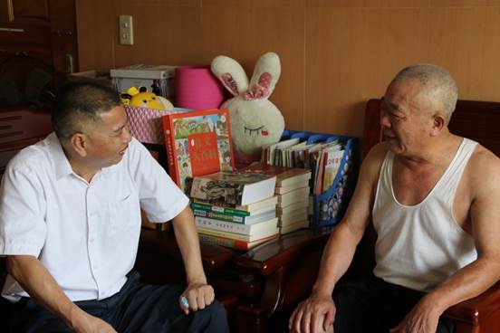 说明: H:\2022年\2022年6月\2022.06.30七一前慰问老党员、困难党员、高层次人才(周圆 摄)\2022.06.30七一前慰问老党员、困难党员、高层次人才(周圆 摄) (9).JPG