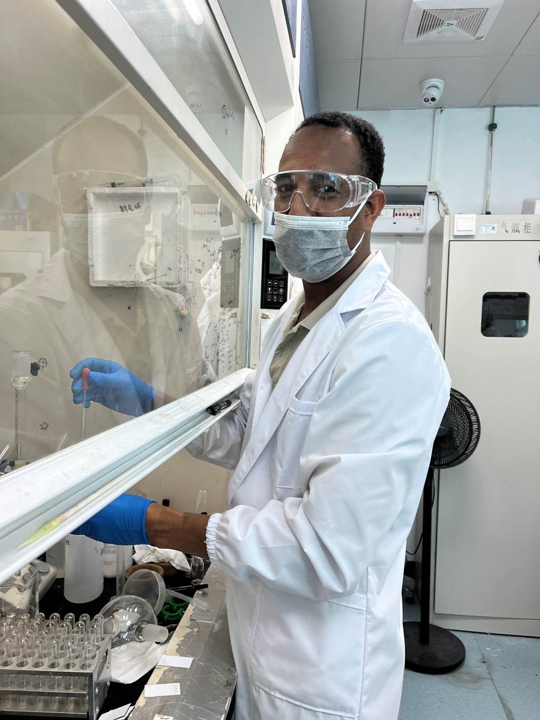 穿白色衣服的人在厨房里 AI 生成的内容可能不正确。